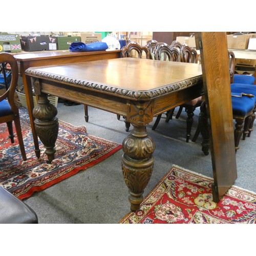 459 - An Edwardian oak wind out dinning table with bulbous carved legs, two extra leaves, 106 x 112 cm ext... 