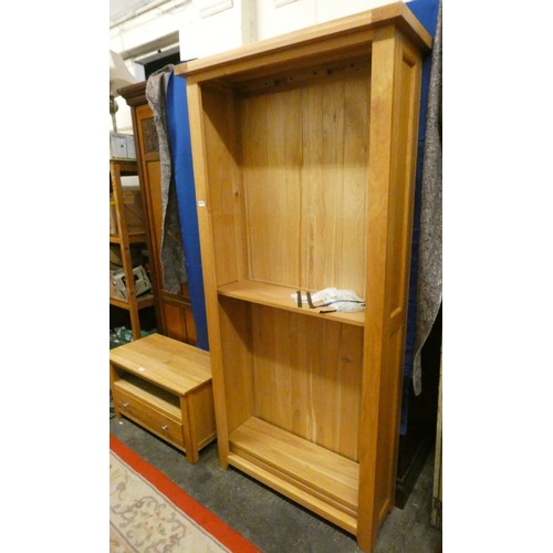 425 - A light oak five shelf open bookcase, 202 x 93 cm together with a matching television stand with sin... 