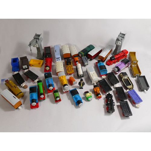 171 - A large collection of Lego and technic including- 4506 Shark, 9390 Truck , together with a collectio... 