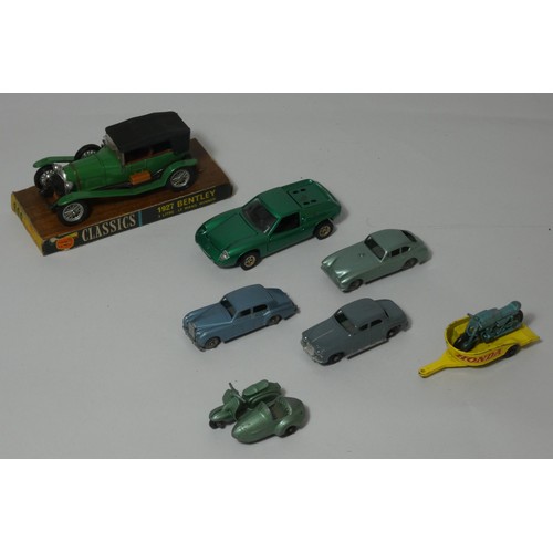 139 - A Matchbox service station (boxed) together with a Dinky service station, Corgi Bentley, a Mattel Lo... 