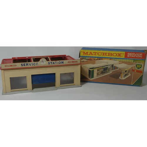 139 - A Matchbox service station (boxed) together with a Dinky service station, Corgi Bentley, a Mattel Lo... 