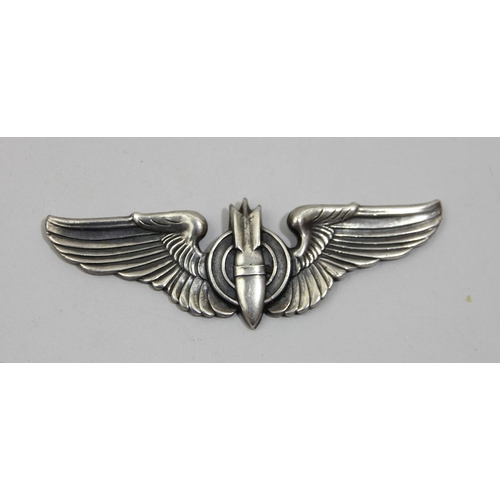 70 - A silver WWII USAAF Bomb Aimer wings badge, 1939-45.