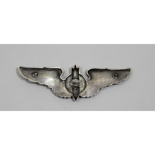 70 - A silver WWII USAAF Bomb Aimer wings badge, 1939-45.