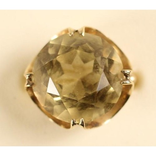 81 - An 18K pale citrine dress ring, claw set with a brilliant cut stone, diameter 16 mm, size K, 7 gms.