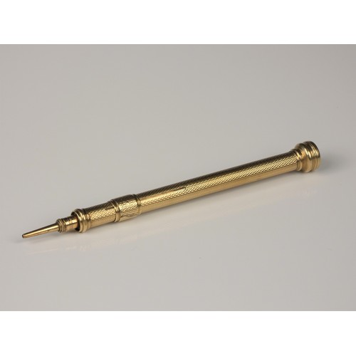 82 - A Victorian gold case propelling pencil, with engine turned decoration, bloodstone terminal, 11 cm e... 