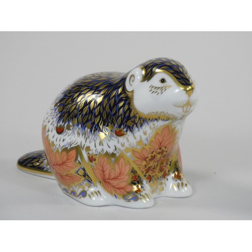 139 - A Royal Crown Derby limited edition Riverbank Beaver, 1928/5000, gold seal, signed, length 12 cm, to... 