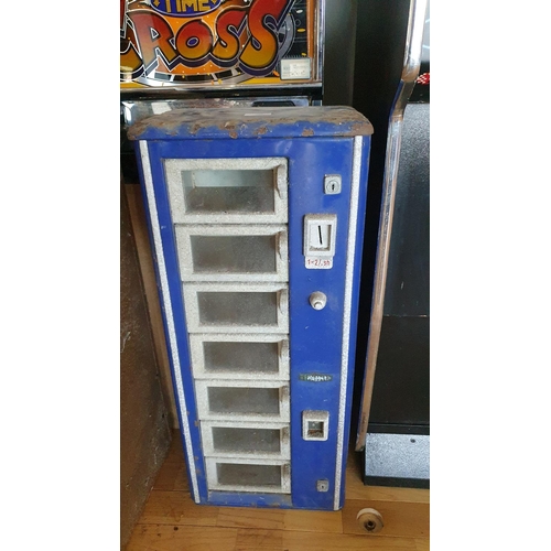 385 - A Turbon Berlin metal vending machine in blue, 76 x 32 x 21 cm.