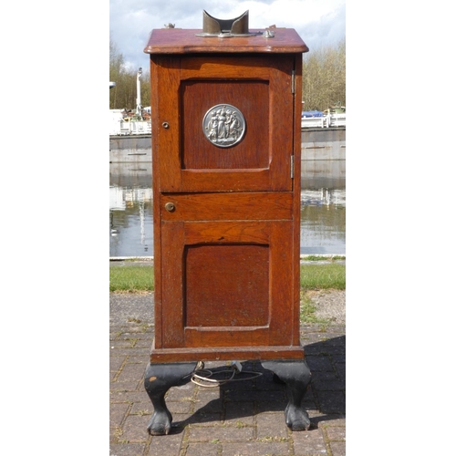 403 - An Edwardian oak cased penny arcade Steroescope with a lady undressing show, 184 x 46 x 46 cm.
From ... 