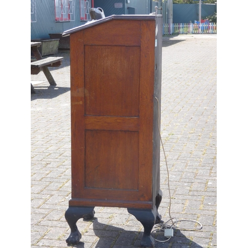 403 - An Edwardian oak cased penny arcade Steroescope with a lady undressing show, 184 x 46 x 46 cm.
From ... 
