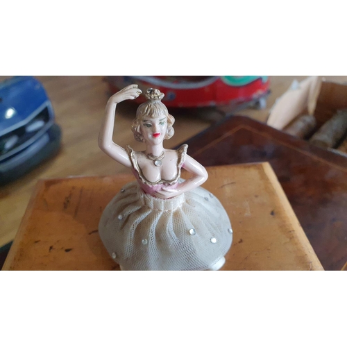 422 - A boxwood music box with ballerina, 16 x 12 x 18 cm, not working.