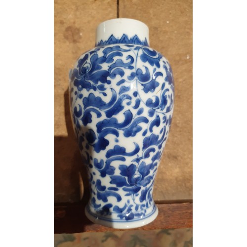 152 - A Qing dynasty Chinese blue and white baluster vase, with six character mark to base, 18 cm together... 