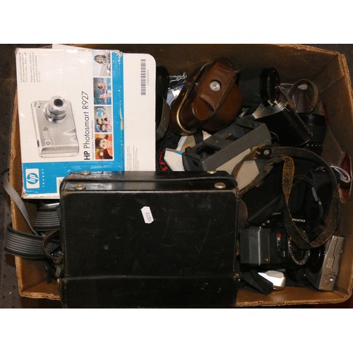 100 - A boxed Chinon 8mm projector, a Kodak Bakelite folding camera, free standing flash light and accesso... 