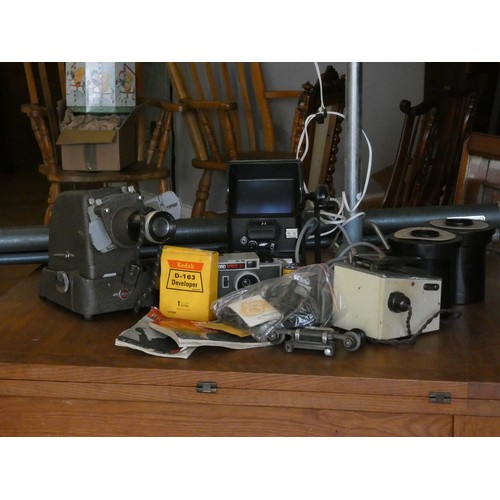 100 - A boxed Chinon 8mm projector, a Kodak Bakelite folding camera, free standing flash light and accesso... 
