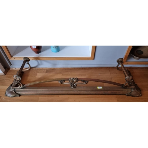 96 - An art nouveau brass fire curb, 140x36 cm
