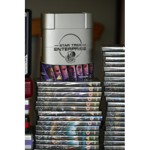 22 - A collection of Sci-Fi memorabilia including- including Star Trek, Stargate dvds and magazines (3)