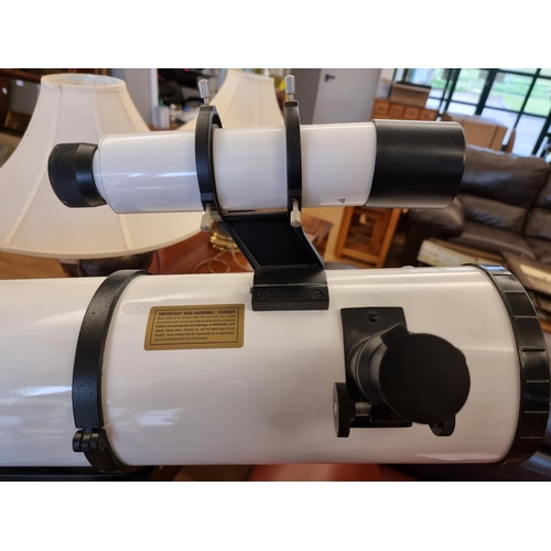 136 - A large reflecting telescope model number N0655 2000 complete with stand.