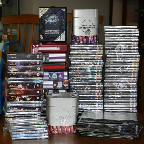 22 - A collection of Sci-Fi memorabilia including- including Star Trek, Stargate dvds and magazines (3)