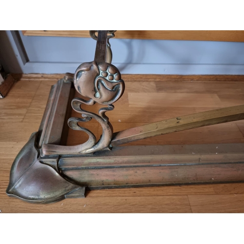 96 - An art nouveau brass fire curb, 140x36 cm