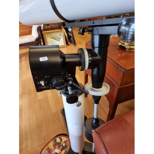 136 - A large reflecting telescope model number N0655 2000 complete with stand.
