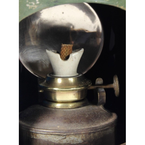 191 - A WD 1945 dark green 3 aspect hand lamp, body stamped with arrow and date, complete with burner and ... 