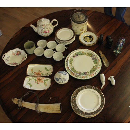 41 - A Minton Haddon Hall part dinner service, various Appleton Studio pottery, Portmerion pottery and ot... 