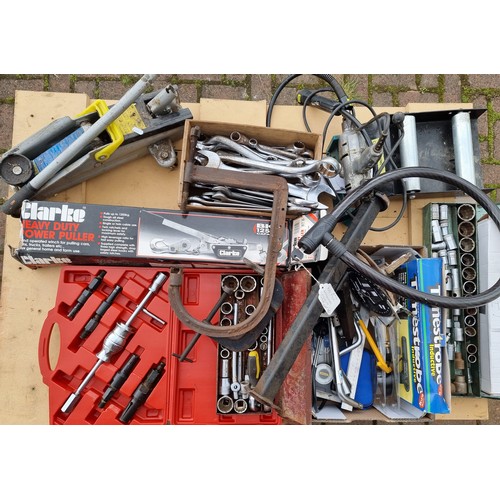 101 - Various tools including a 1250 kg pulley, unused, spanners and sockets