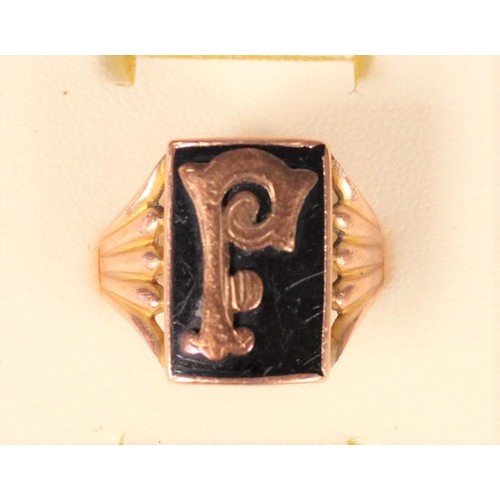 88 - A 9ct rose gold and onyx signet ring, letter F, reeded shoulders,