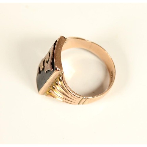 88 - A 9ct rose gold and onyx signet ring, letter F, reeded shoulders,