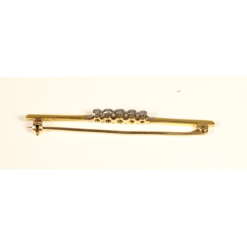 105 - An Edwardian 18ct gold and diamond set bar brooch, stamped 18ct, milligrain collet set with graduate... 