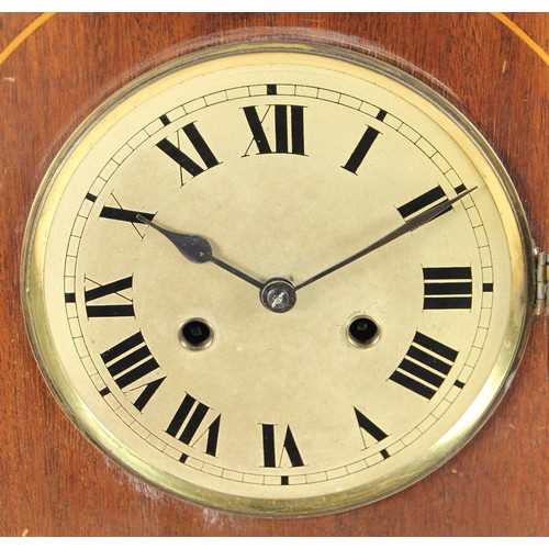 225 - An Edwardian mahogany mantle clock, with boxwood inlaid decoration, pendulum, 39 x 30 x 16 cm