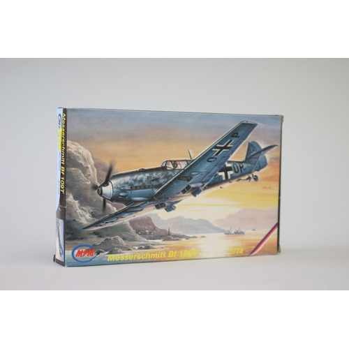 106 - Eight MPM aircraft 1/72 model kits, to include : 

Messerschmitt ME 262 A-a/U2
Focke-Wulf Fw 190 V1
... 