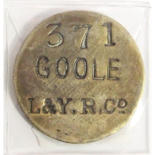 334 - Brian Masterman Collection; A Goole L. & Y.R. Co railway pay token, number 371 and 7 Goole dock pay ... 