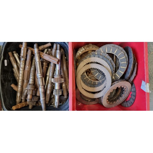 194 - A quantity of shafts and clutch plates (2)