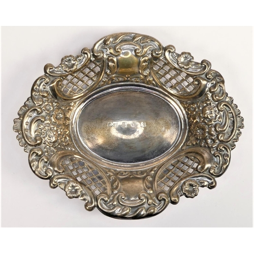 73 - A silver oval bon bon dish, Birmingham 1989, with pierced and embossed decoration, 15.5 x 12.5cm, 82... 