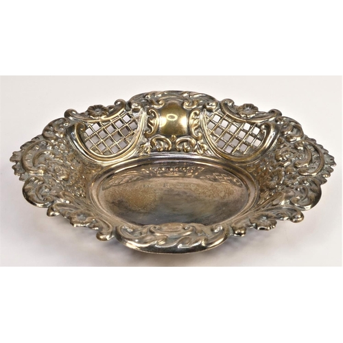 73 - A silver oval bon bon dish, Birmingham 1989, with pierced and embossed decoration, 15.5 x 12.5cm, 82... 