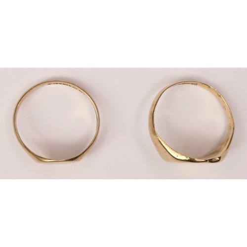 123 - Two 9ct gold signet rings, both U, 8.2gm.