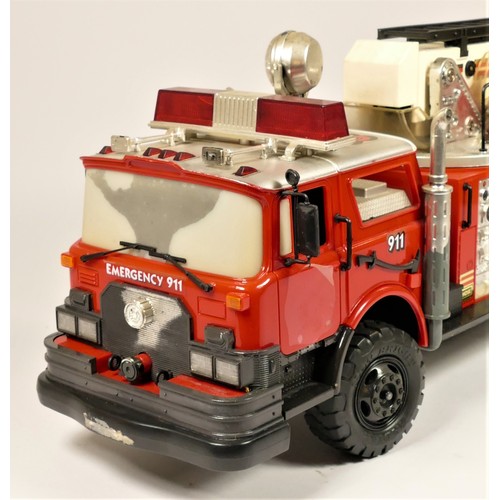 95 - A New Bright remote control fire truck, with extendable ladder and siren