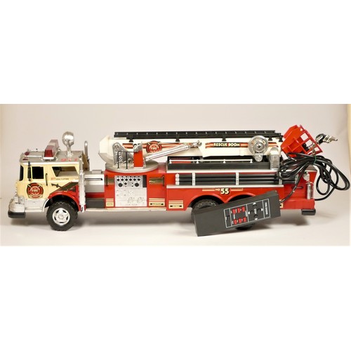 96 - A New Bright remote control fire truck, with extendable ladder and siren