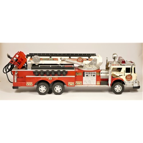 96 - A New Bright remote control fire truck, with extendable ladder and siren