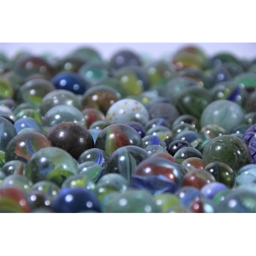 209 - A collection of Victorian and later marbles of various sizes.