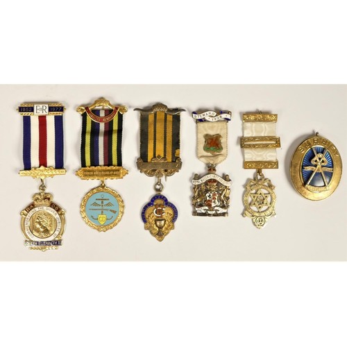 259 - A silver gilt and enamel RAOB Queen Elizabeth II Silver Jubilee jewel and five other Masonic and ROA... 