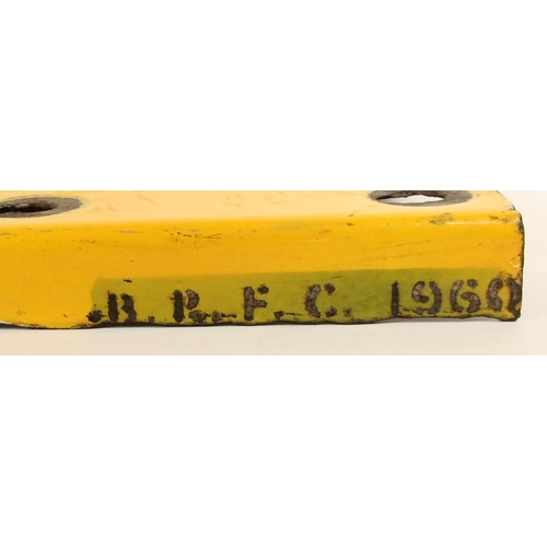 83 - A 1960s B.R. black/yellow distant signal arm, 106 x 26 cm