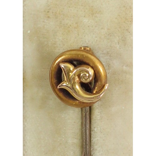 66 - A Victorian 15ct gold stickpin, with tab, case