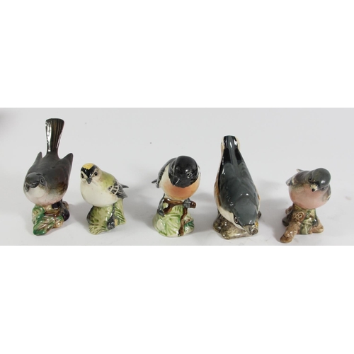 127 - Fourteen Beswick bird figurines to include, Snowy Owl 17cm, Lapwing (2416) 15cm, Kingfisher (2371) 1... 