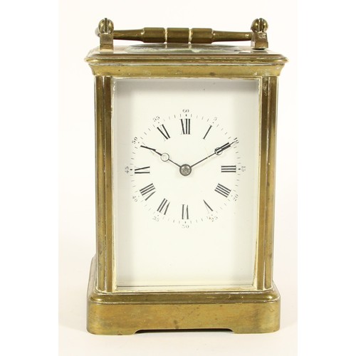 219 - A brass striking carriage clock, white enamel dial, the unsigned movement, numbered 18909, striking ... 