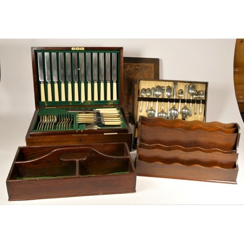 29 - An early 20th Century twelve person canteen of cutlery by Elkington & Co Ltd, presented in a two tie... 