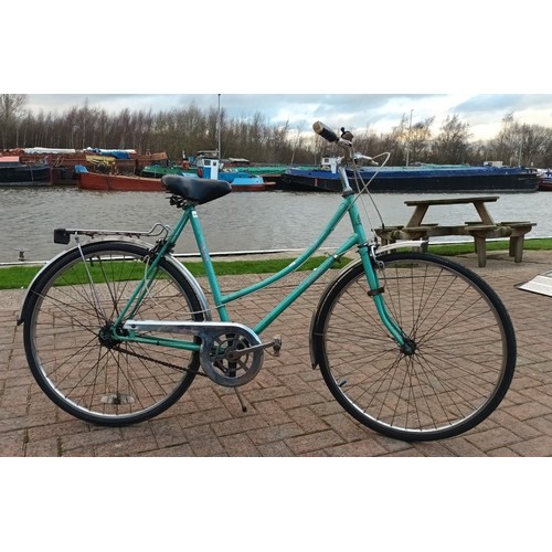24 - A ladies 3 speed bicycle, manufactured by Wayfarer, complete with original chrome mudguards, chaingu... 