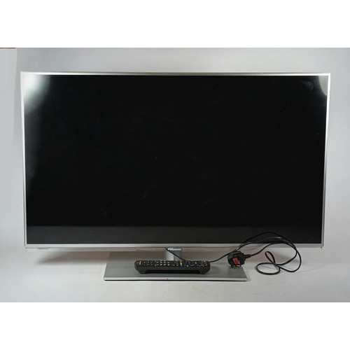 17 - A Panasonic (TX-L39E6B) 39 inch TV, with remote