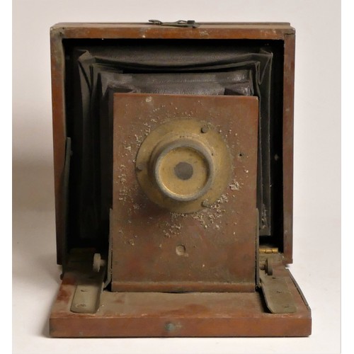 112 - A 3 x 4 field box camera, unbranded, together with a collection of glass 3 x 4 plate negatives, depi... 