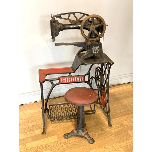 130 - A Singer Class 29 leather stitching machine (model 29K43), widely used by cobblers and furriers, cas... 